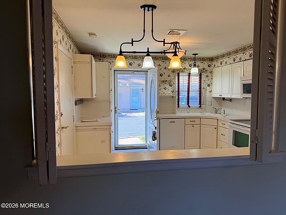 3rd image of 682 New Castle Court #B