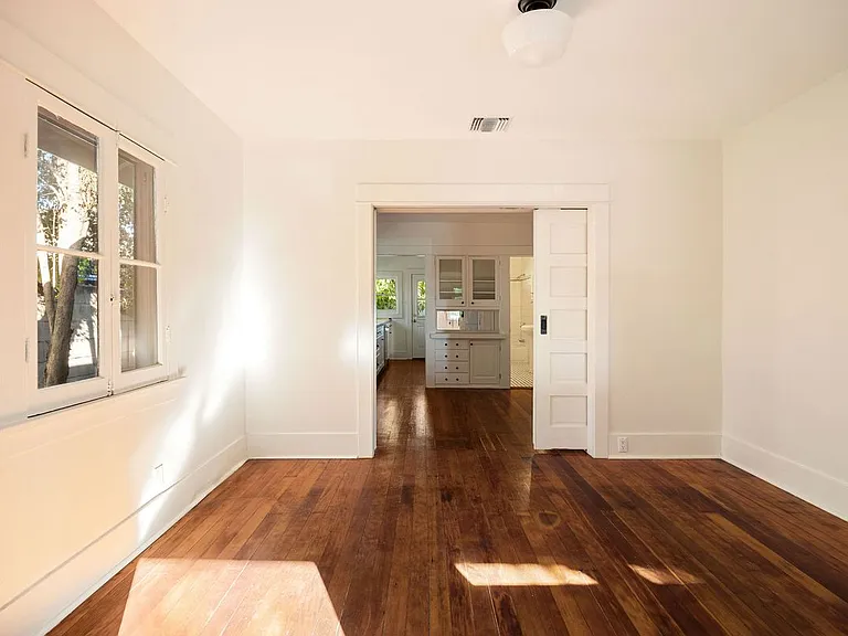 1123 W Kensington Rd — Photo 2