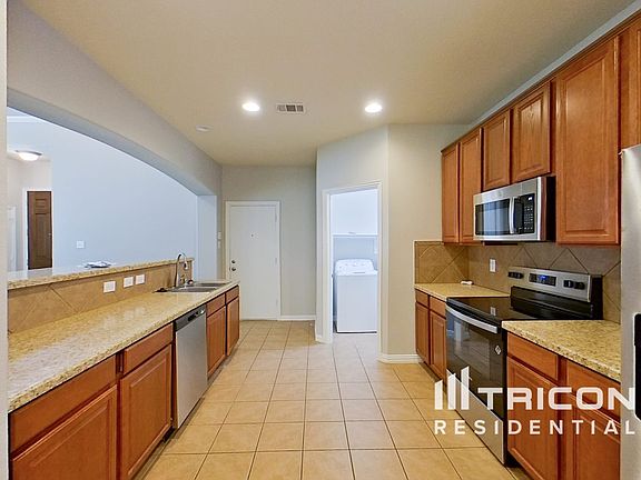 5th image of 15904 Alvarado Dr