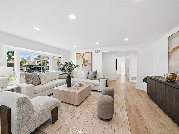 3rd image of 926 Bellis St