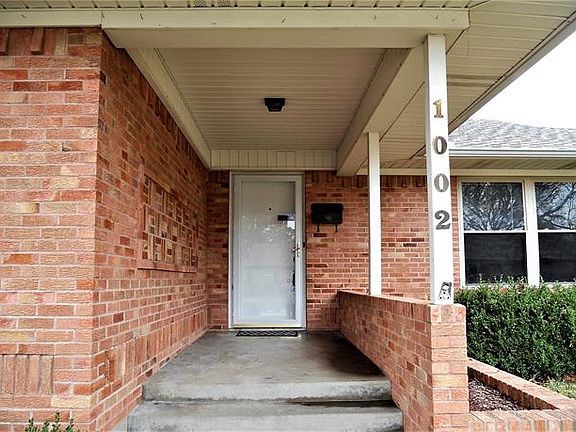 2nd image of 1002 Alamo Ln