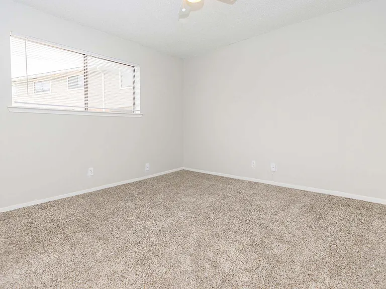 Castlewood Apartments — Photo 13