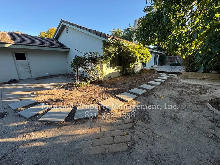 22490 Ferdinand Dr — Photo 24