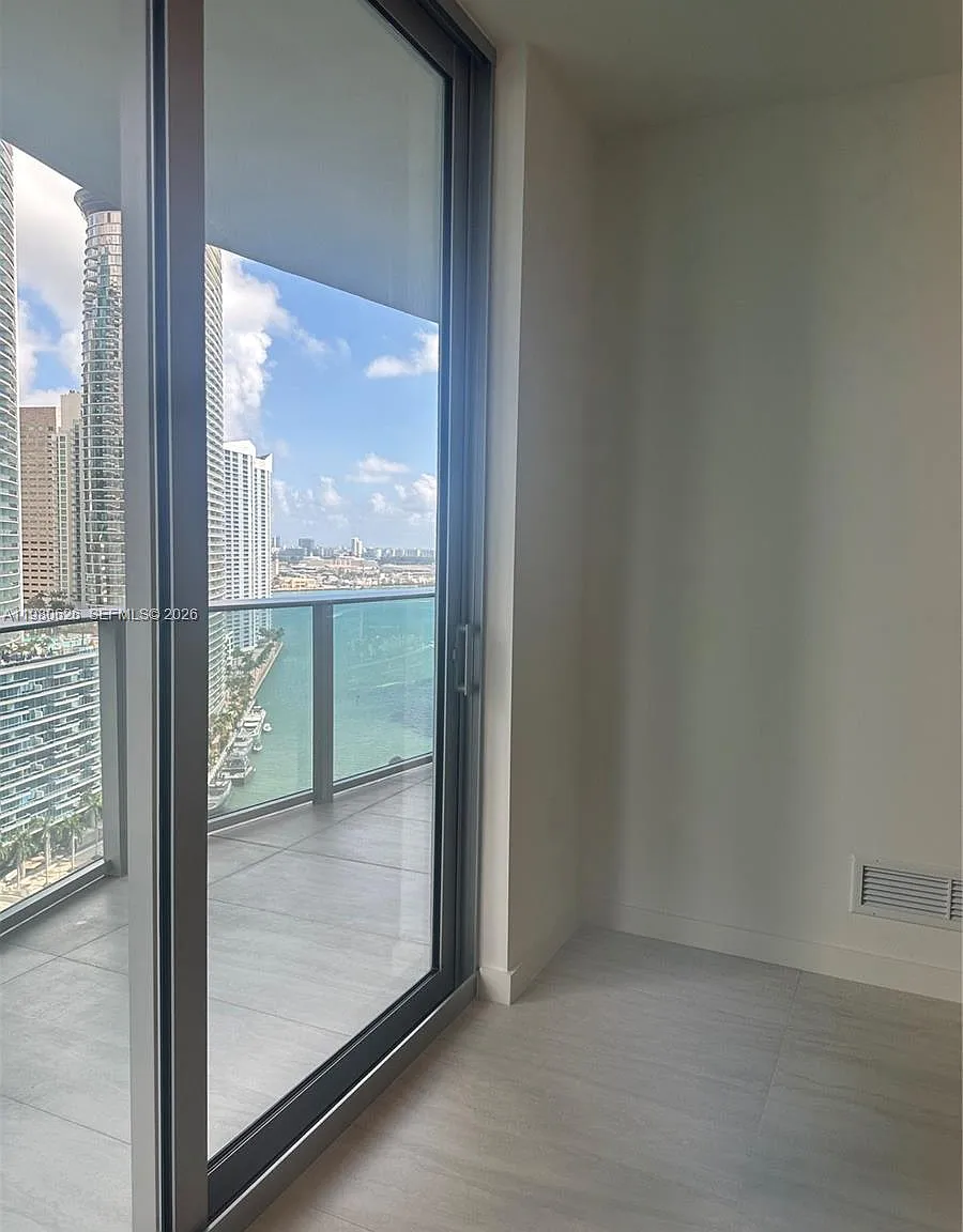 2 bed, 2.0 bath, 1041 sqft, $5,950 — Photo 4