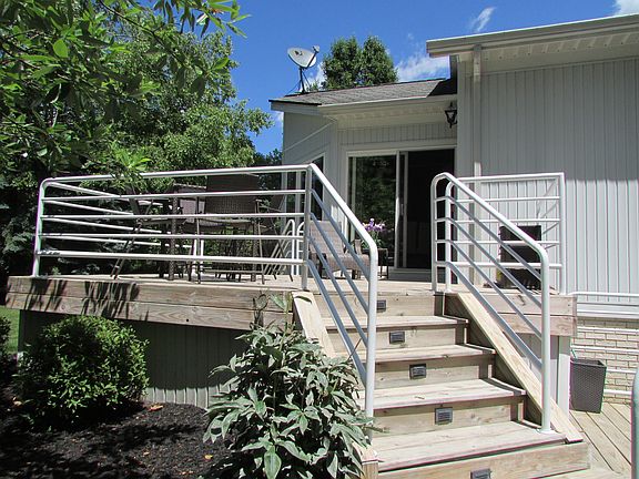 4th image of 722 Creekview Dr