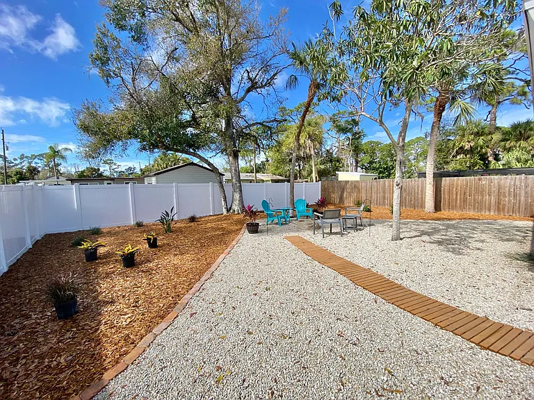 Private, fully-fenced tropical oasis for morning coffee and sunset sipping