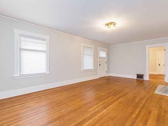 5th image of 11243 Phinney Ave N