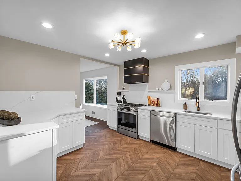 1011 Washington Ave S — Photo 15