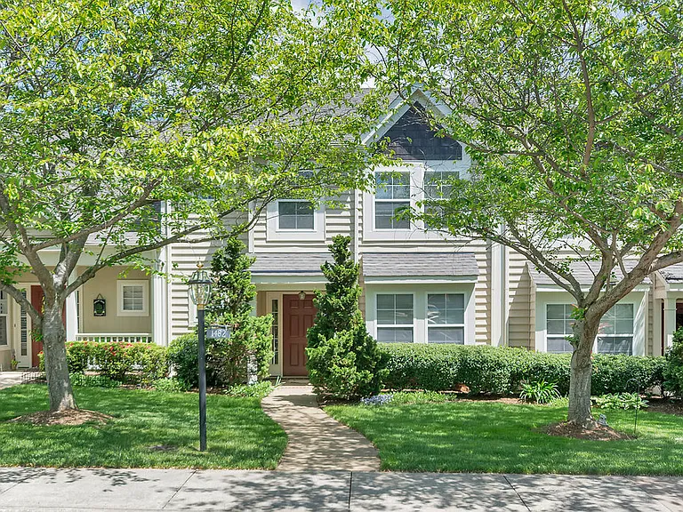 1482 Ashland Dr — Photo 2