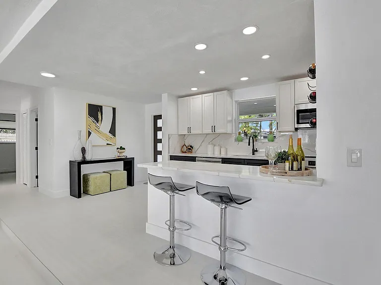 832 SW 10th Ave — Photo 10