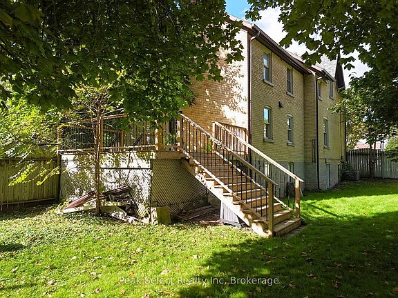 5th image of 382 Queen St E