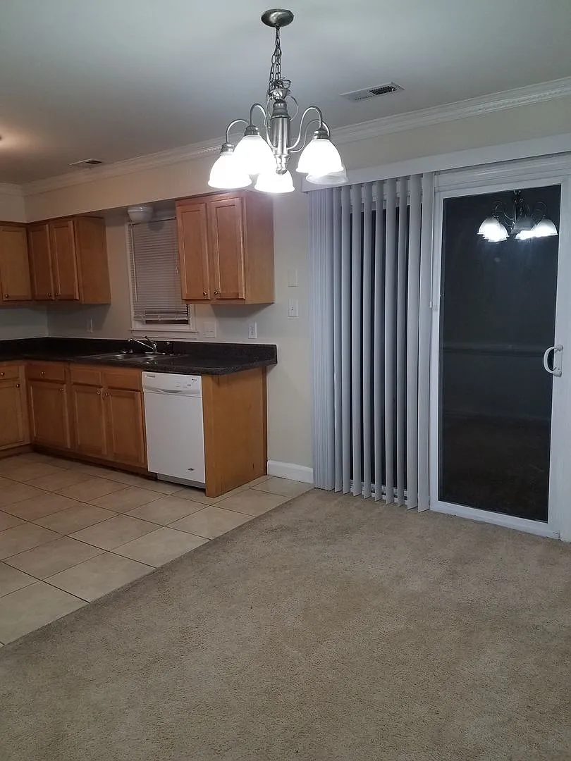 Spacious 3 bedroom Townhouse in Chesapeake — Photo 4
