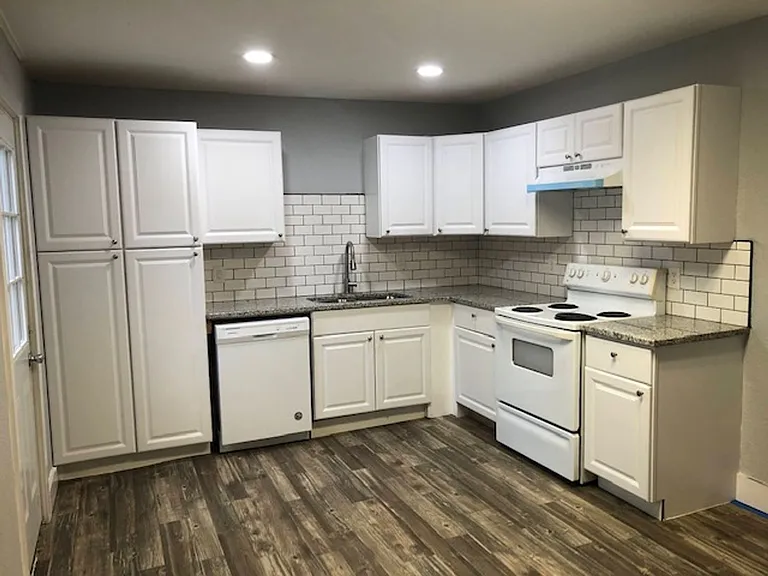 212 W Broadway St — Photo 1