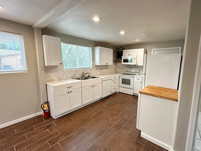 907 Stover Ave SW #B — Photo 3
