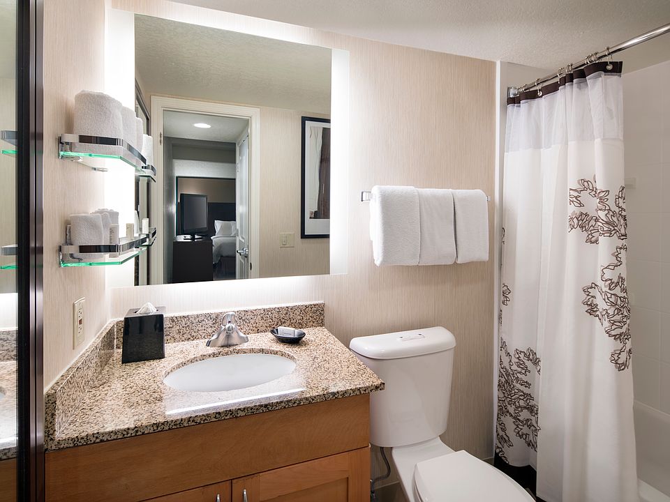 Suite Bathroom 1