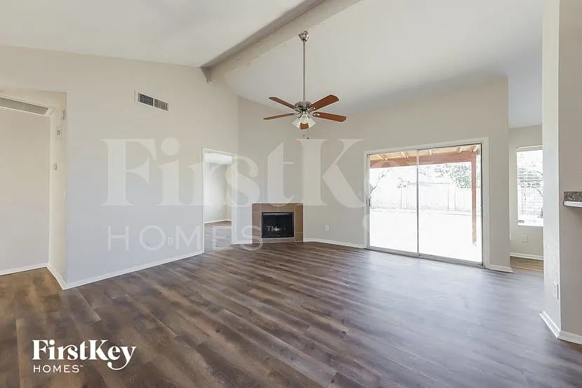 3 bed, 2.0 bath, 1066 sqft, $1,865 — Photo 3