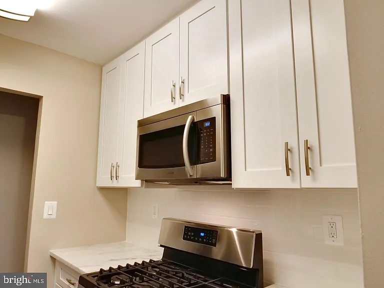 3874 Lyndhurst Dr #302 — Photo 2