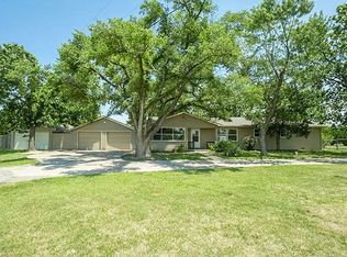8602 N Ridge Rd, Valley Center, KS 67147