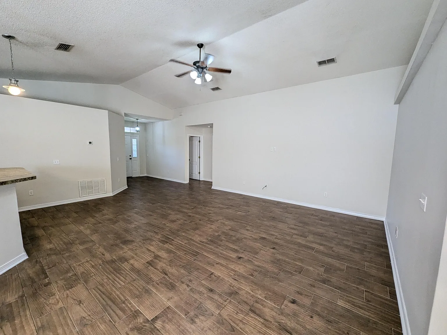 3 bed, 2.0 bath, 2040 sqft, $2,220 — Photo 4