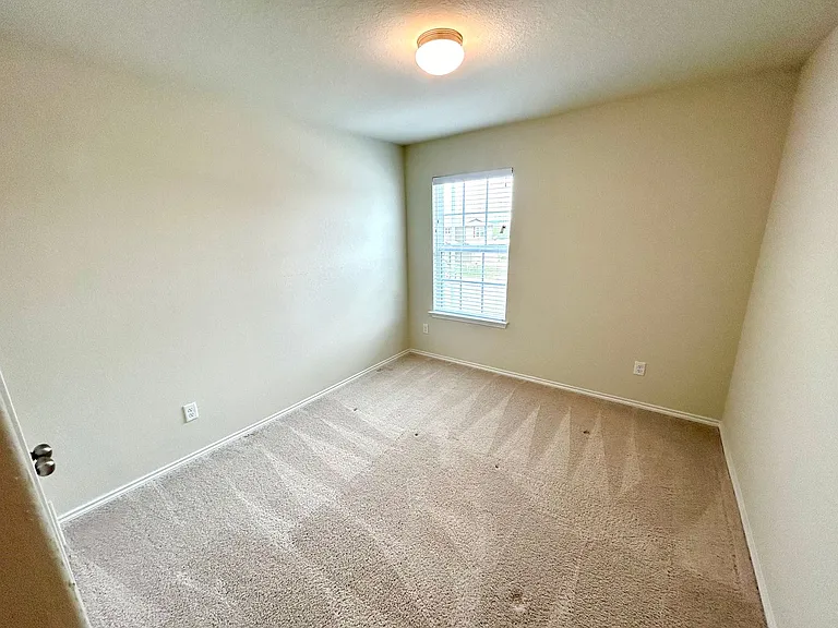 10398 Martin Crk — Photo 19