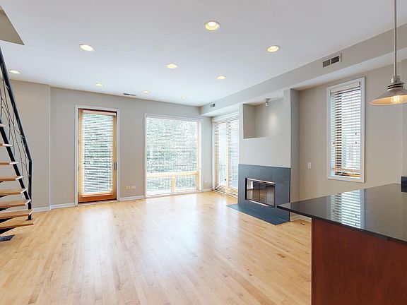 3rd image of 900 N Wood St #3S