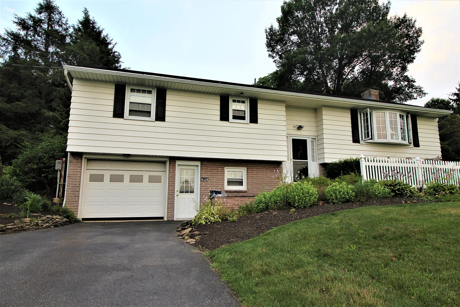 226 Edgewood Dr photo 1