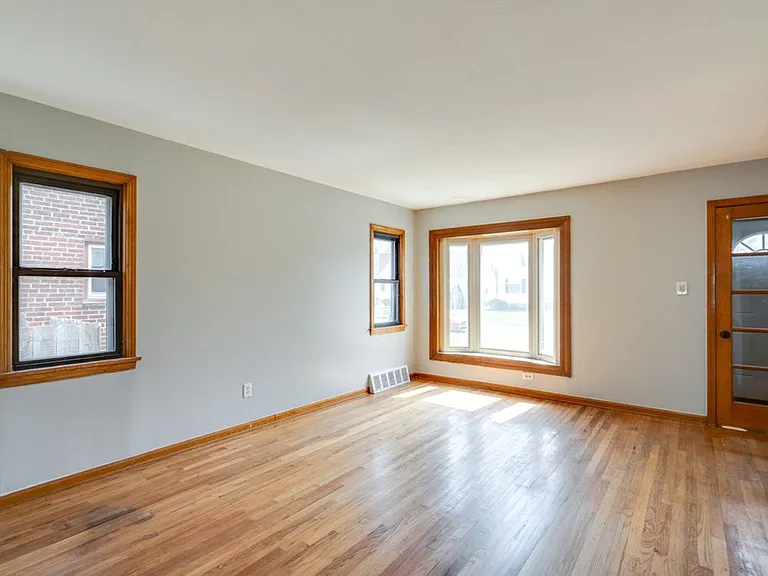 8514 Deerfield Dr — Photo 3