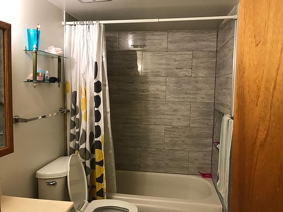 Second bathroom with granite tiled tub.