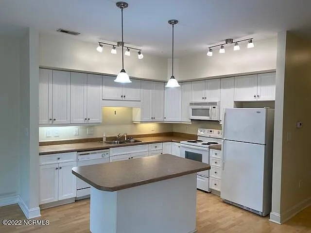 Building Photo - 200 Lighthouse Ln #C3