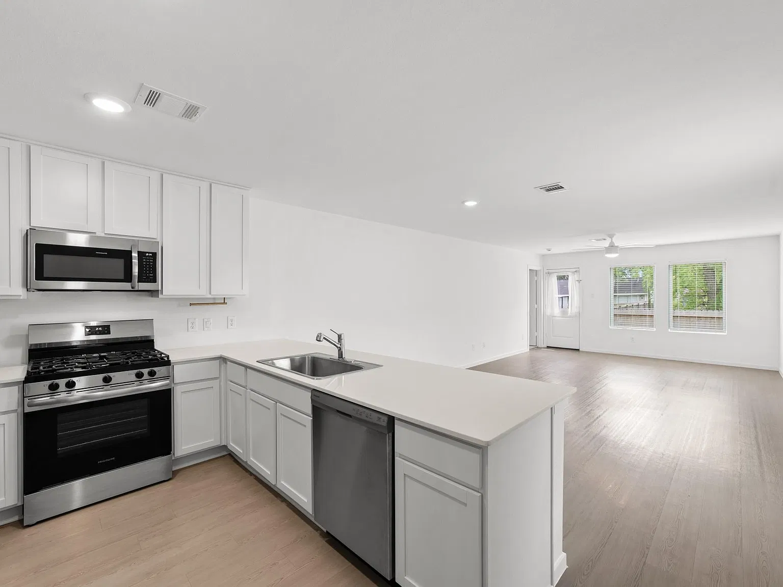 3 bed, 2.0 bath, 1402 sqft, $1,850 — Photo 2