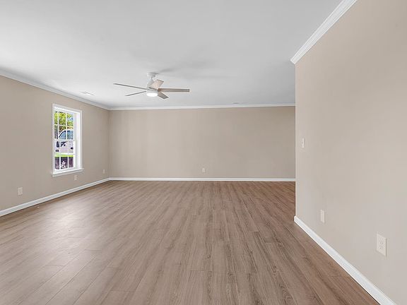 3rd image of 205 Stonebrook Dr.