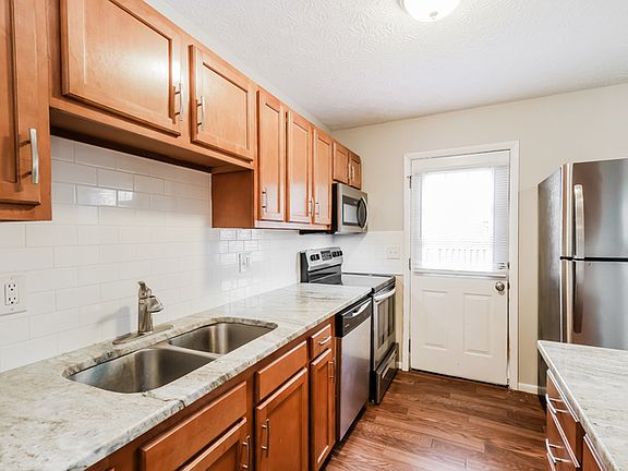 3rd image of 5465 Starcrest Dr