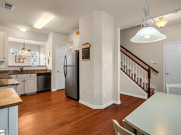 5th image of 401 Cedar Pines Dr