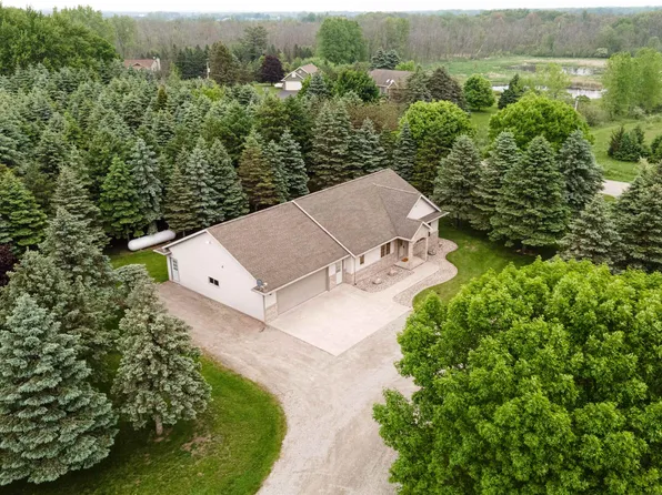 N6471 Twelve Corners Rd, Black Creek, WI 54106