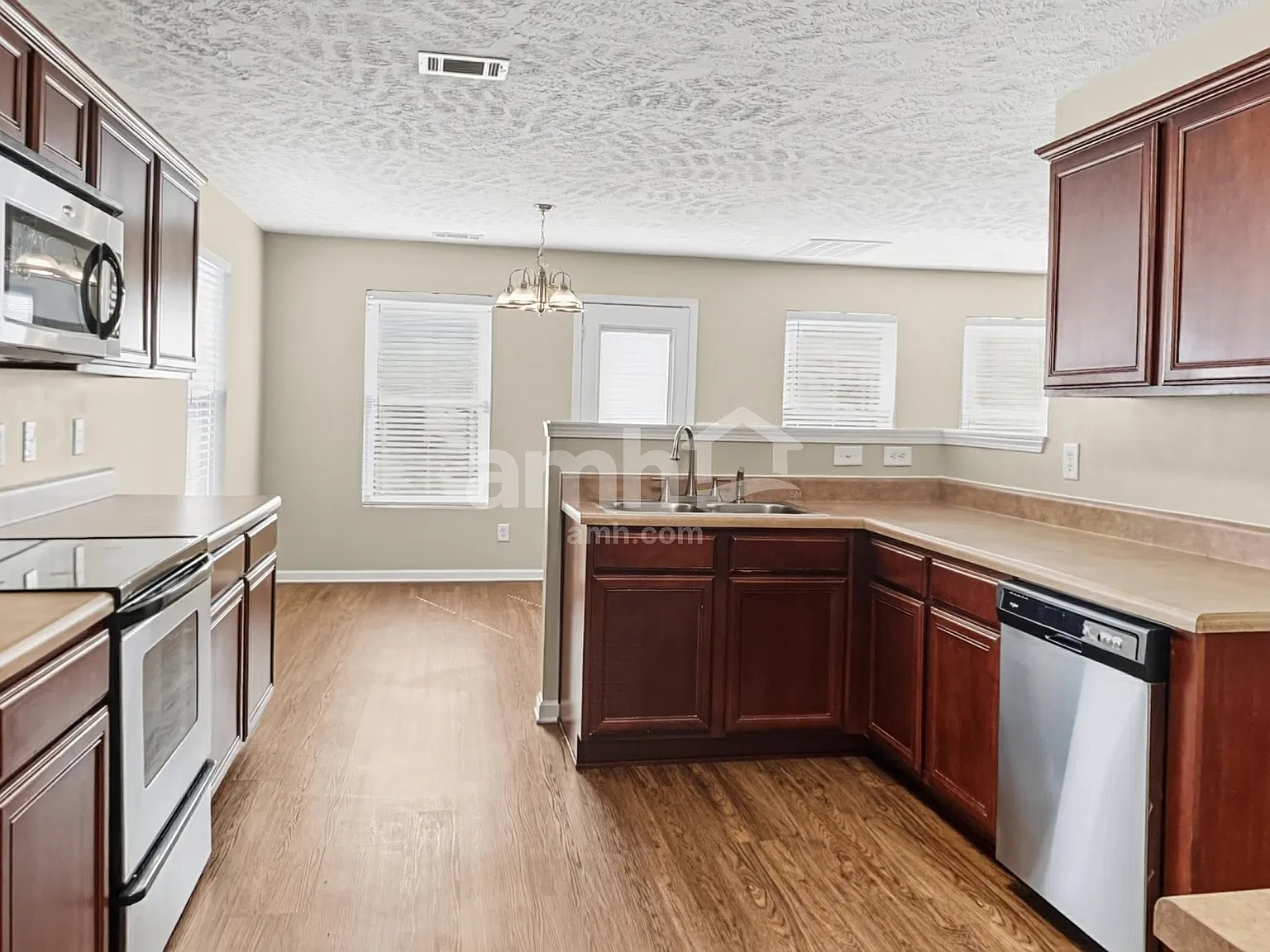 3 bed, 2.5 bath, 2244 sqft, $2,405 — Photo 3