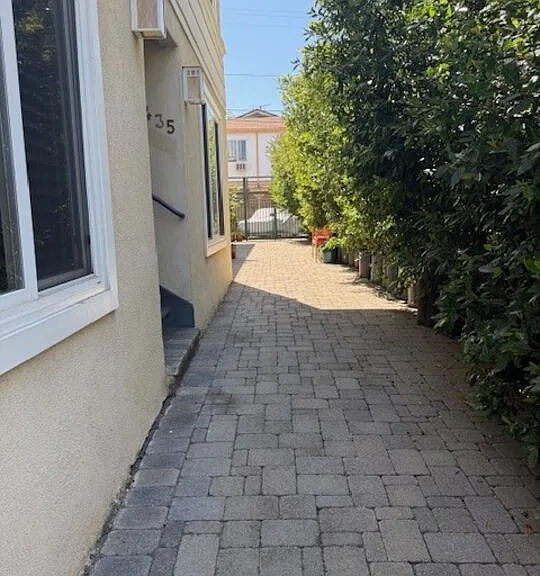 433 S Doheny Dr #A — Photo 3