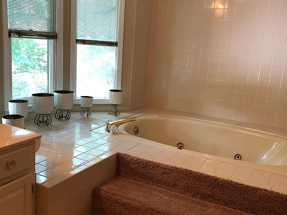 5th image of 739 Victorian Pl