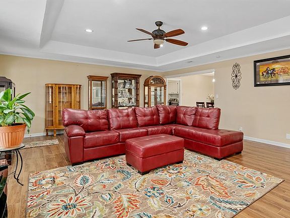 5th image of 604 Medina Dr