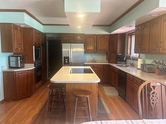 5th image of 8190 Venshire Dr