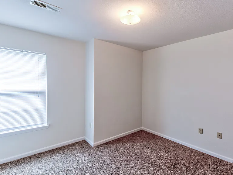 Plymouth Ridge Apartments — Photo 9