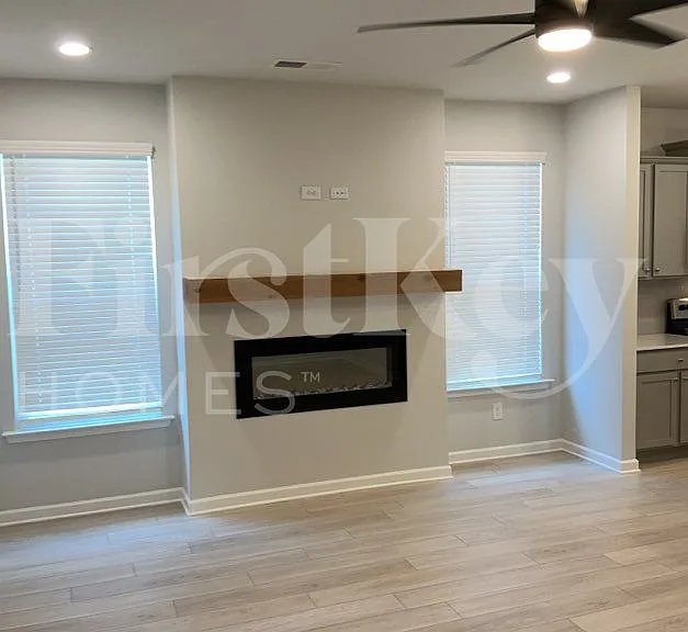 165 Tulip Dr — Photo 2