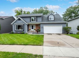 4160 Apple Valley Dr, Bettendorf, IA 52722