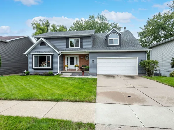 4160 Apple Valley Dr, Bettendorf, IA 52722