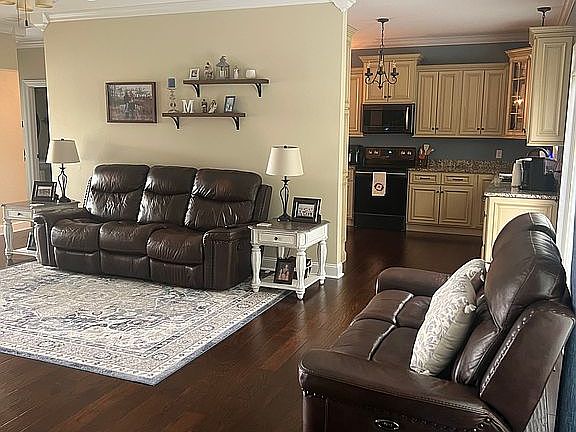 4th image of 196 Beth Ln