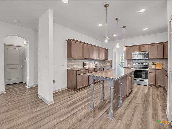 5th image of 902 McLaury Cv