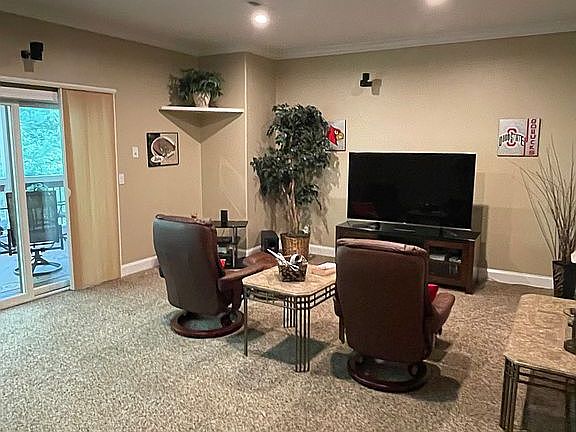 2nd image of 33 Castlebridge Ln