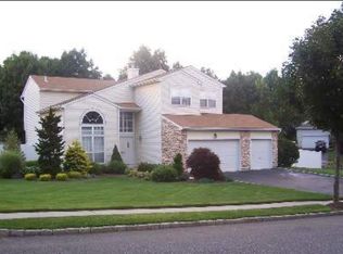 16 English Ivy Ln, Lake Grove, NY 11755