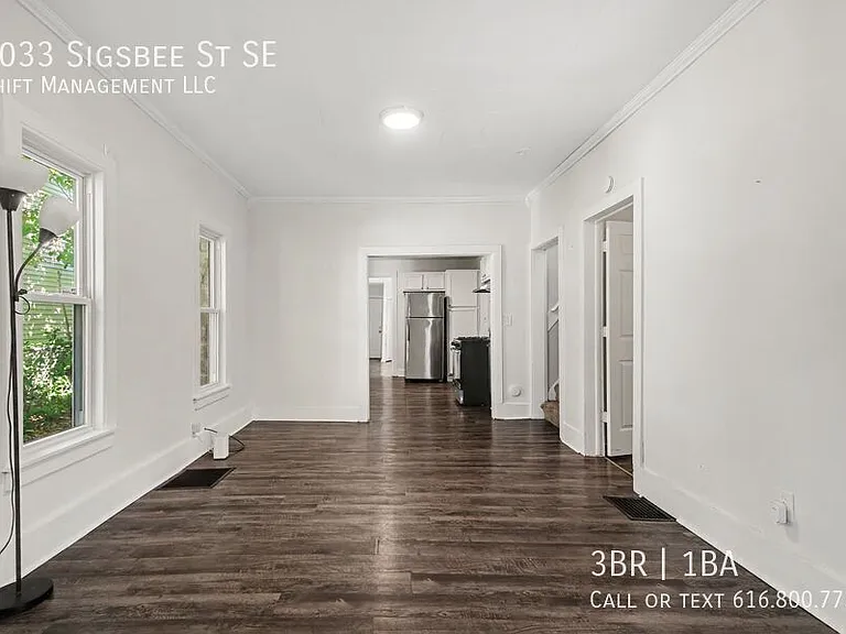 1033 Sigsbee St SE — Photo 3