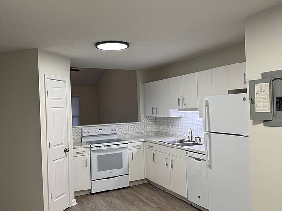 2nd image of 2576 Rhodes Rd #A