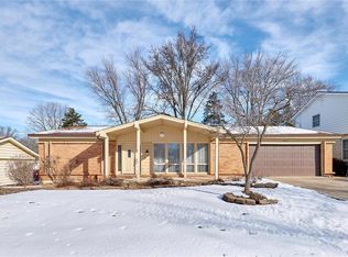 15713 Hill House Rd, Chesterfield, MO 63017